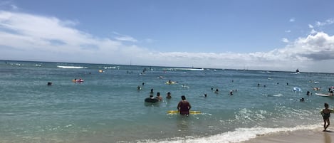 WAIKIKI BEACH IS LESS THAN A 10 MINUTE WALK! WE HAVE BOOGIE BOARDS! CHAIRS EQUIP