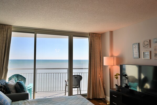 ❤️New Floor/Stove, Fresh Paint/ Modern Decor. Stunning Direct Ocean View Condo