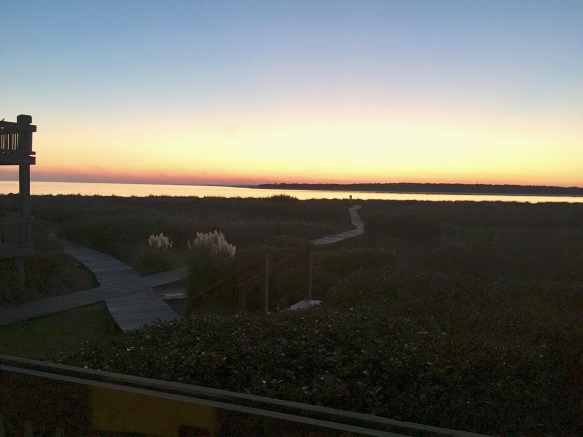 ON PELICAN BEACH! 1st Floor Villa, Pet Friendly, FREE Amenity Cards, Great Views