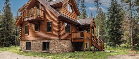 Nestled in the woods, surrounded by mountains, 5 minute from center of town! 