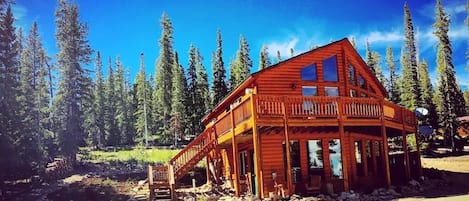 Colorado Tuckaway! A quintessential mountain chalet nestled in the woods.  Combining a peaceful escape, with convenience as town is only 15 minutes away.