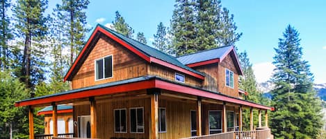 Modern cabin in the middle of great recreation area