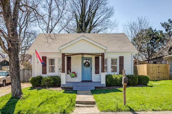 Can we say "Curb Appeal"..Your home away from home. Sit and stay a while. Enjoy!