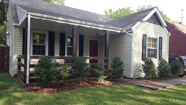 Be in the heart of everything! Vacation in a renovated, clean and comfortable 1920’s cottage with a delightful front porch for reading a book or enjoying a glass of wine. We are less than ten minutes from downtown, shopping or a superb restaurant.