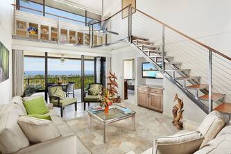 Stunning 5 Star Ocean View Condo with all the Amenities!
