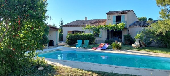 Piscine chauffée de 10*5m² avec bains de soleil