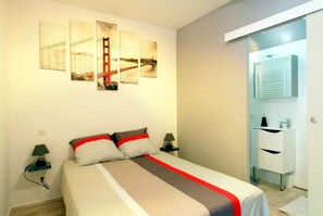 1st room) stages with privative shower-room