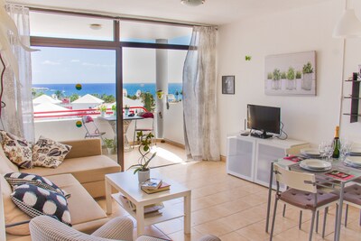 Apartamento con terraza frente al mar y al only150 metros de la playa