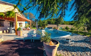 Piscine chauffée (avril à octobre) - SPA - Grande terrasse avec 1 zone ombragée