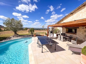 Terrasse avec table de ping pong - Casa Guillarmou