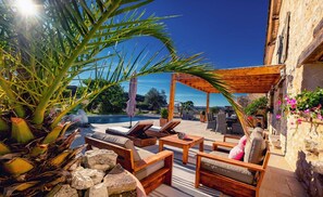 Piscine chauffée (avril à octobre) - Grande terrasse - Plancha au gaz - Table extérieure (8 pers)