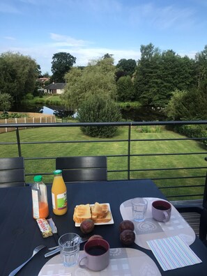 Petit Déjeuner en terrasse devant un écran de verdure