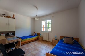 La chambre des enfants avec 2 lits en 90