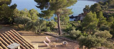 Vue de la terrasse à l'étage, sur la mer et l'espace barbecue.