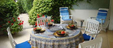 Appartement terrasse jardin sur lacroisette, détente repos à 2 pas de la plage