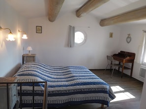 une belle chambre bien spacieuse et lumineuse : lit 150 X 200 cm