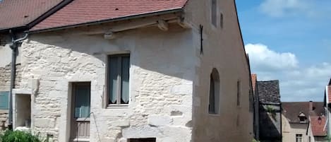 Notre maison très lumineuse dans le coeur du Village avec terrasse 