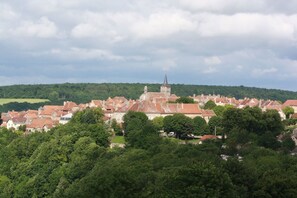 Flavigny-sur-Ozerain, village fortifié qui domine la vallée