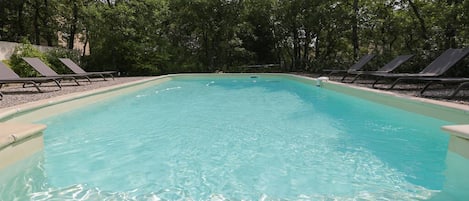 Piscine à fond plat 1.60cm de profondeur, 5 mètres de largeur et 10 m de longeur