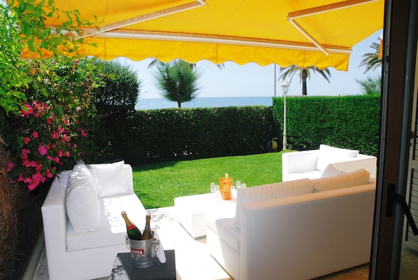 Luxury beach front (150 m²) with garden and parking in Sitges.