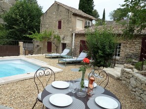 DEJEUNER DEVANT LA PISCINE