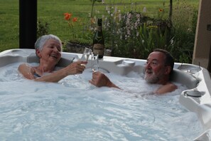 Outdoor spa tub