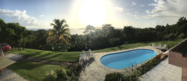 entre mer et piscine sous le soleil des antilles