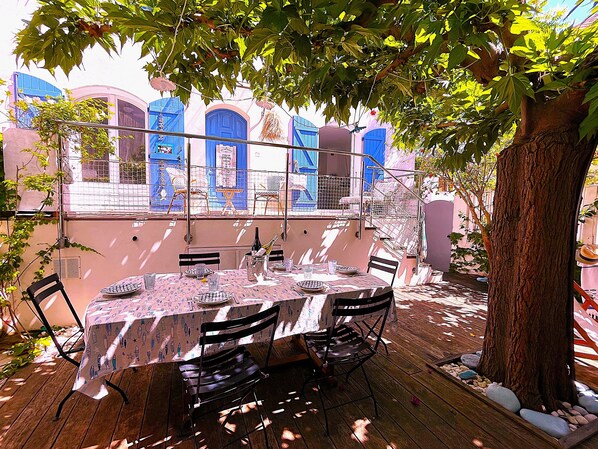 Outdoor dining