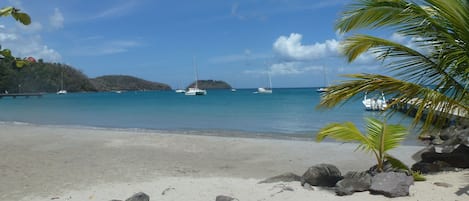 plage de l'anse à l'âne à quelques mètres de l'appartement... 