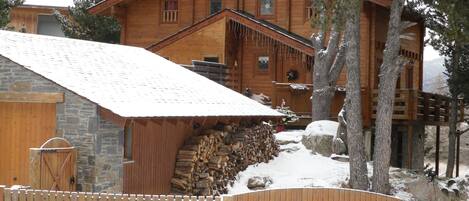 Vue d'ensemble du chalet sous la neige...