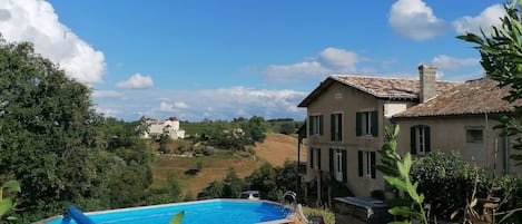 Gîte avec piscine privée et douche solaire au milieu d'un parc arboré