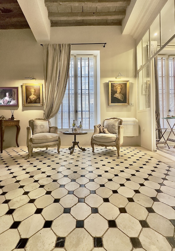 Marble floors, high ceilings, oak beams, beautiful materials and refined art.