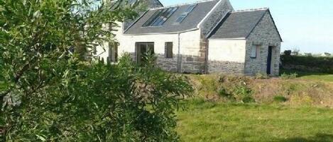 La maison est une ancienne ferme rénovée de façon moderne.