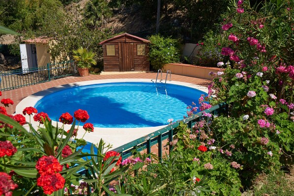 Piscine ouverte du 1er avril au 31 octobre. Non chauffé.