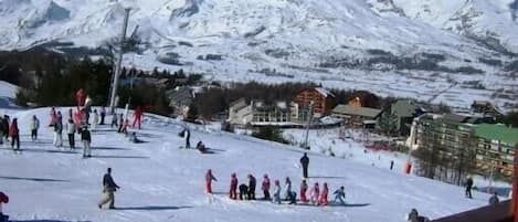 vue de l'appartement sur le village et le domaine.