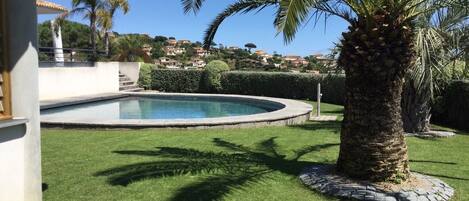 La piscine bien exposée au soleil