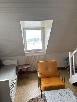 salon, lit gigogne, vue sur mer