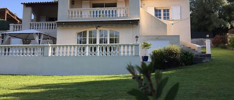 Studio en rez de jardin avec terrasse et parking au calme dans cadre de verdure 