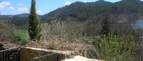 TERRASSE A L ENTREE AVEC VUE SUR VIADUC