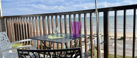 Un petit déjeuner ou déjeuner sur le balcon ça vous dit ?