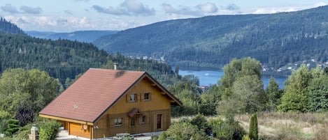 Notre chalet est idéalement placé à Gérardmer, avec de grands espaces verts.