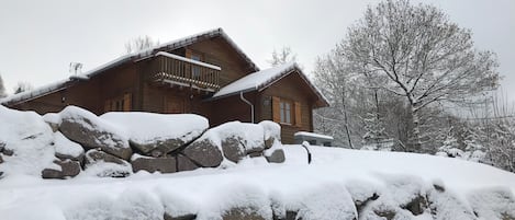 Le chalet vue des escalier qui descende à la rue et au parking en bas