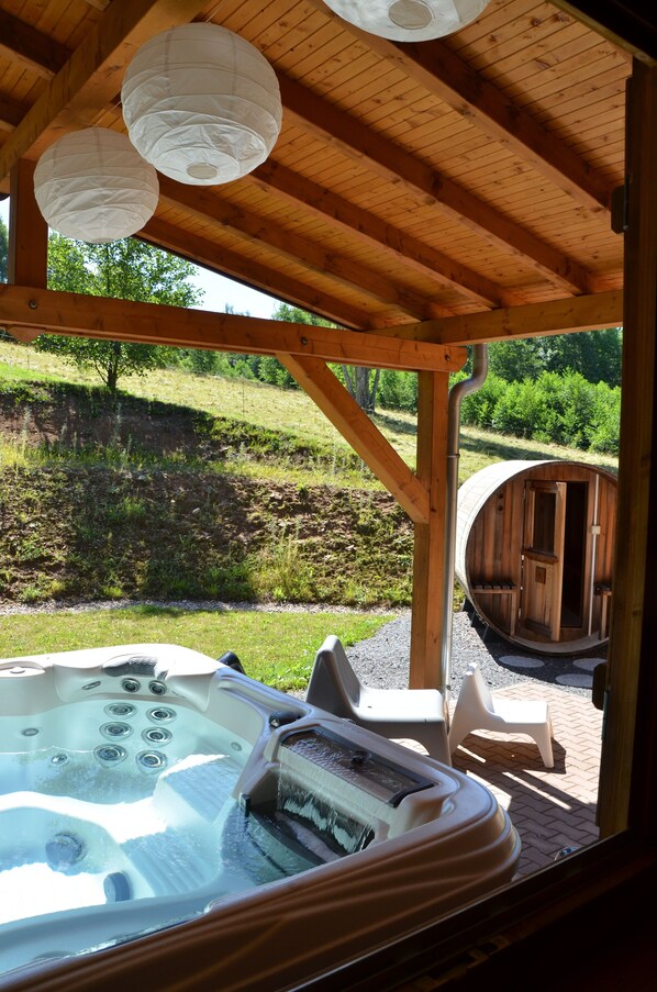 Outdoor spa tub