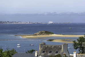 La vue de la Villa sur Roscoff, avec le Britanny ,St Pol de Léon, l'Ile Callot