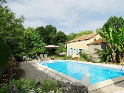 Au calme, dans un jardin,  un peu en retrait de la bastide médiévale de tournon 