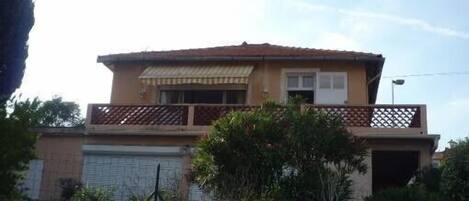 Appartement avec grande terrasse vue plein mer.