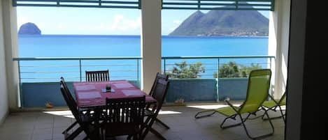 Terrasse avec très belle vue sur le Rocher du Diamant et la mer au pied