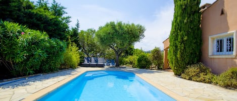 Piscine chauffée d'Avril à Octobre. Protégée par un volet roulant. 