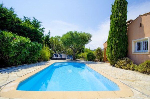 Piscine chauffée d'Avril à Octobre. Protégée par un volet roulant. 