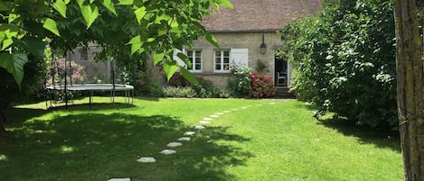 Un Rêve de Campagne, jardin avant. Gîte de groupe proche Fontainebleau.